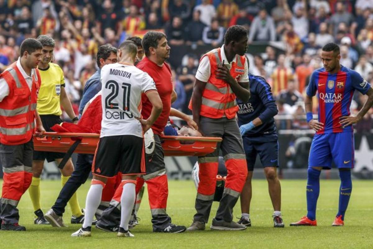 Fotos: Momentos dramáticos de Iniesta tras sufrir una durísima lesión