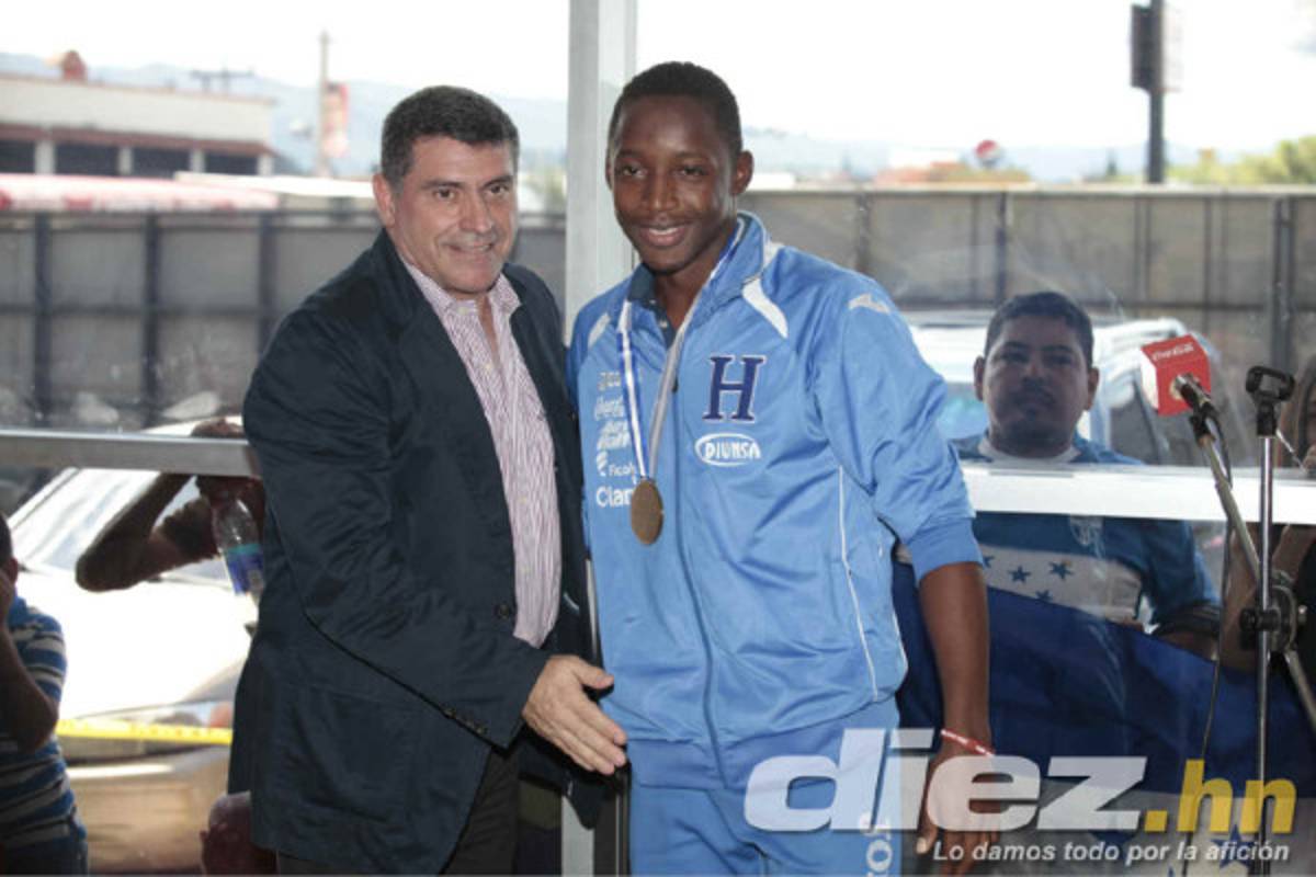 Sub-17 de Honduras, recibida como héroes.