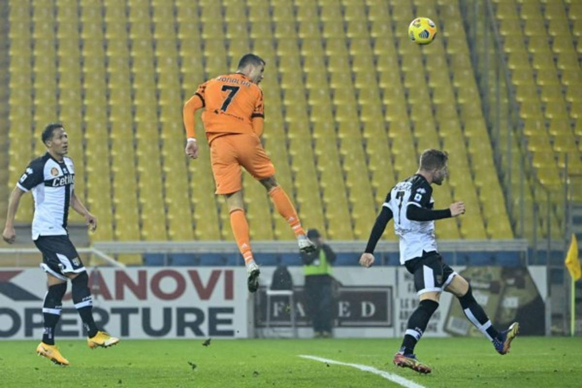 Desafía la gravedad: La secuencia del brutal salto de Cristiano Ronaldo para marcarle al Parma