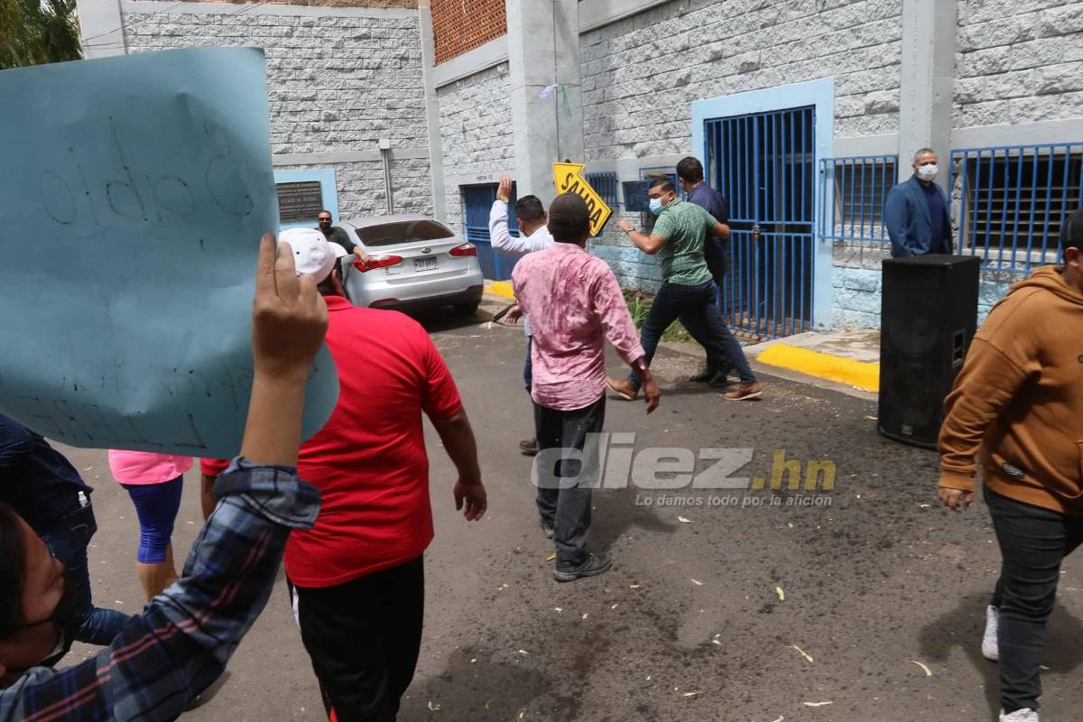 ¡Zafarrancho en la Villa Olímpica! Simpatizantes y empleados sacan corriendo a Salvador Nasralla y lo llaman ‘‘traidor’’