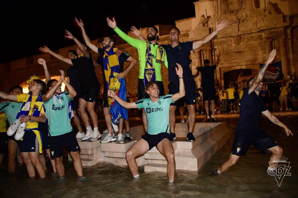Choco Lozano como todo un ídolo: Así fue la “loca” celebración de los jugadores del Cádiz con su afición