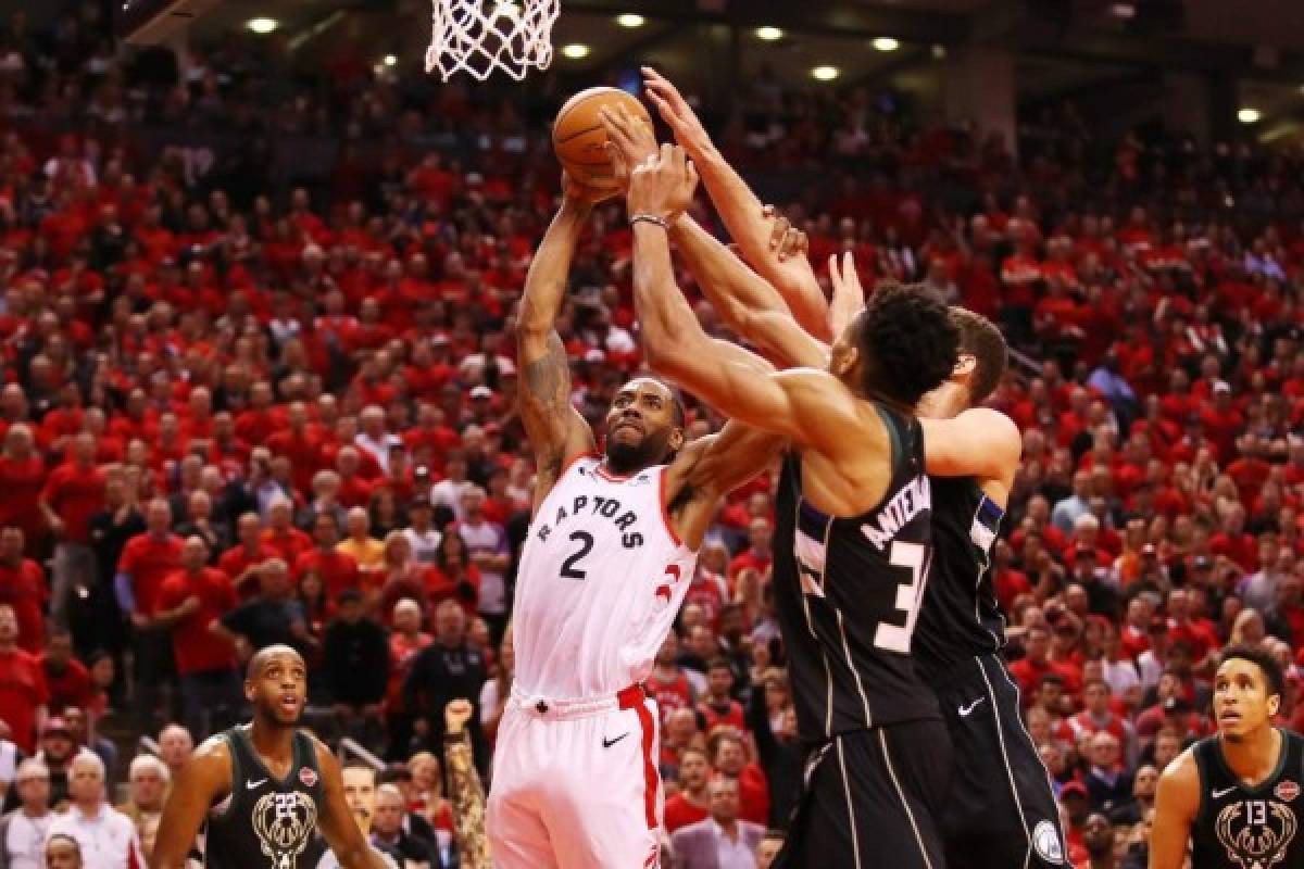 TORONTO, ONTARIO - MAY 25: Kawhi Leonard #2 of the Toronto Raptors drives to the basket during the second half against the Milwaukee Bucks in game six of the NBA Eastern Conference Finals at Scotiabank Arena on May 25, 2019 in Toronto, Canada. NOTE TO USER: User expressly acknowledges and agrees that, by downloading and or using this photograph, User is consenting to the terms and conditions of the Getty Images License Agreement. Gregory Shamus/Getty Images/AFP