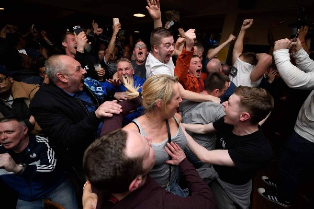Así celebran los aficionados del Leicester City su primer título de la Premier League