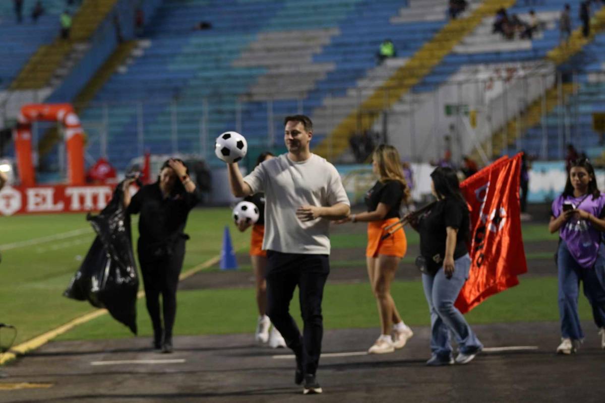 ¿Quién es la edecán que robó miradas? Familia Izaguirre sobresale y europeos no le quitan la mirada a los jugadores