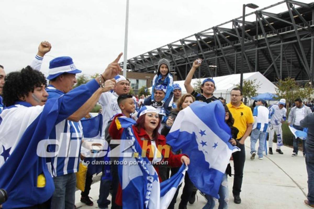 Hondureños pintan de azul y blanco las afueras del estadio Avaya