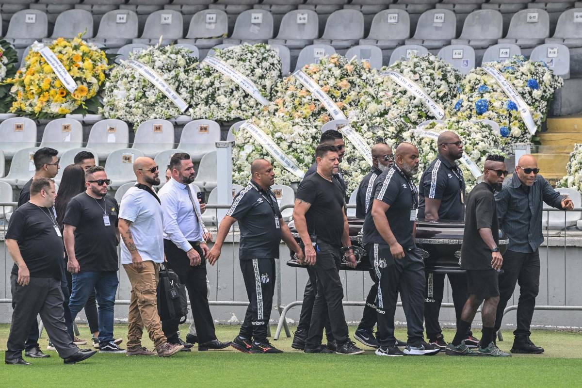 Fotos: Centenares de brasileños dan su último adiós al “rey” Pelé en el estadio del Santos