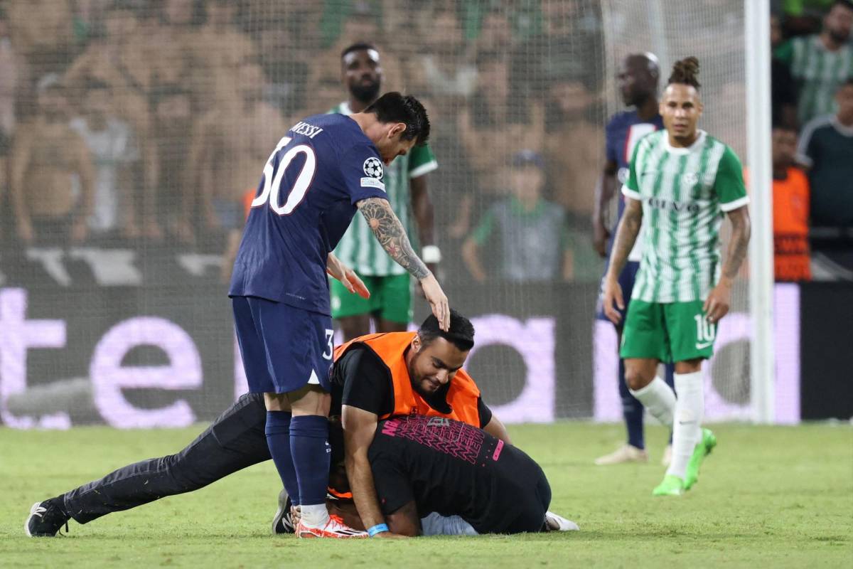 ¡Locura en Israel por Messi! Aficionado se salta al campo para abrazarlo y la reacción del argentino en el Maccabi Haifa-PSG