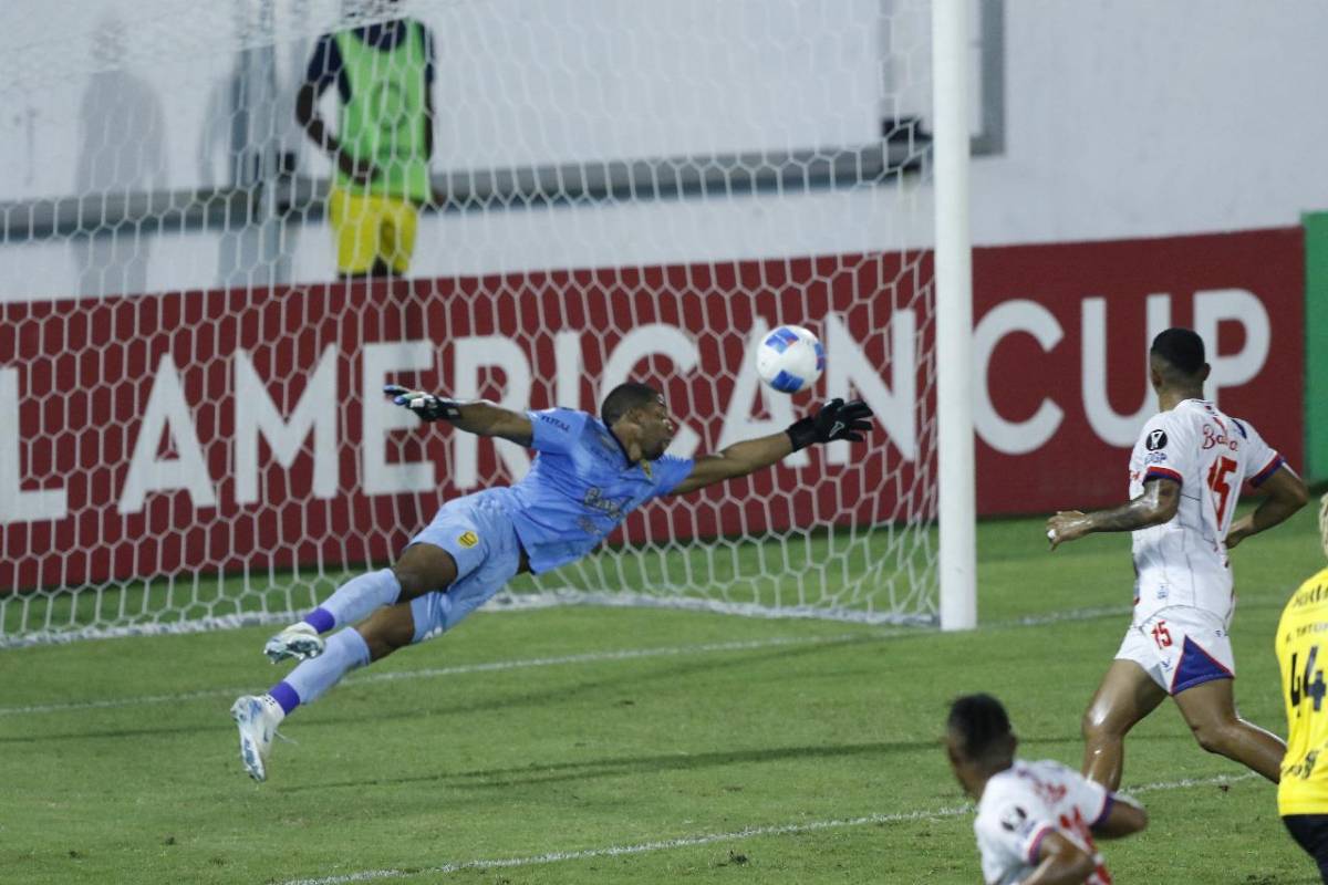 Atajadón de Buba López, pero Plaza Amador silencia el Morazán: la tristeza de Real España y belleza en las gradas