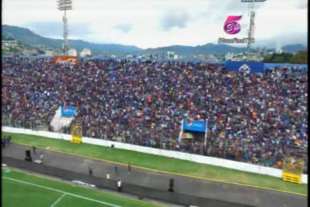 ¡IMPRESIONANTE! La afición de Motagua llena el Nacional en la final ante Platense