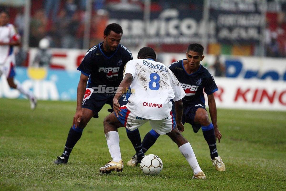 Fotos inéditas del clásico Motagua-Olimpia: Agarrones de pelo, Noel penaleando y camisas rotas