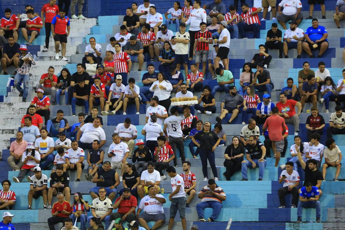 ¡Quieren la 39! Afición del Olimpia se hizo sentir en el estadio Morazán para la gran final de ida ante Real España