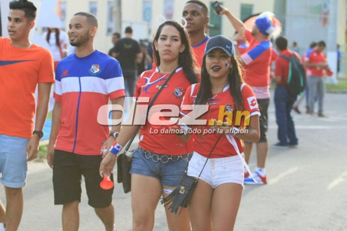 ¡Belleza! Las encantadoras chicas que adornaron el Panamá-Honduras
