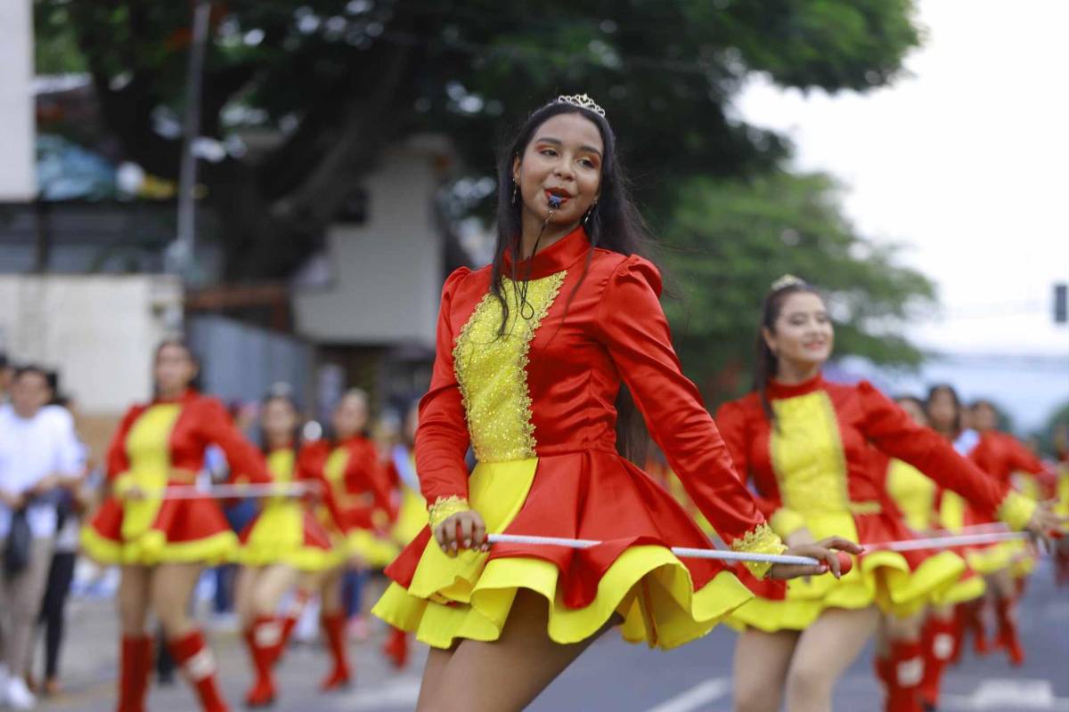 Desfiles patrios de Honduras: Profesoras deslumbraron y las palillonas más bonitas enamoraron