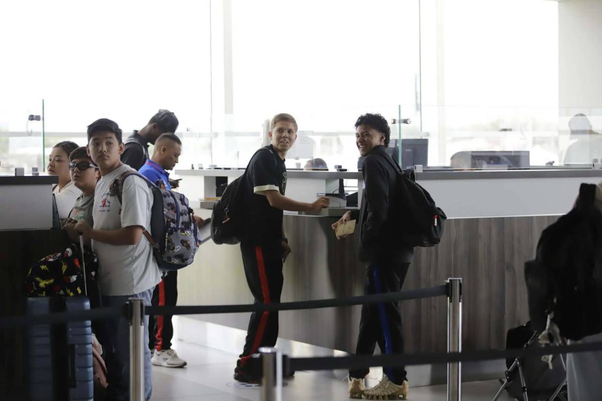 Menjívar y Edwin fueron sorprendidos y fan robó suspiros: Olimpia voló a Panamá
