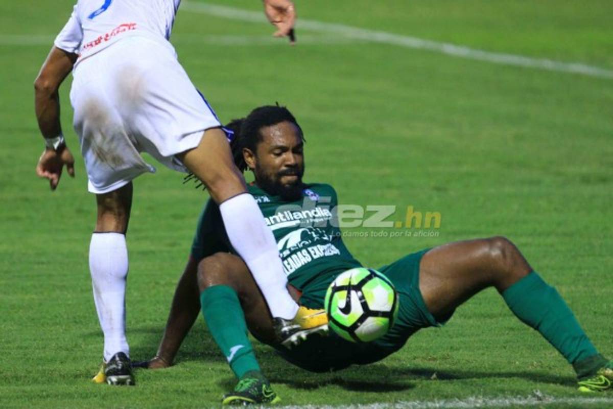 NO SE VIO EN TV: El detallazo de Bengtson con JC Espinoza y el homenaje a Adriel