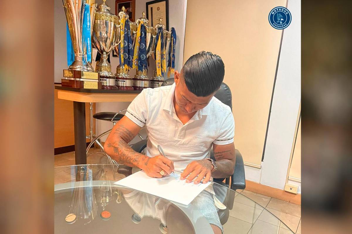 Momento en que el ariete Iván “Chino” López firma por dos torneos con el Ciclón Azul.