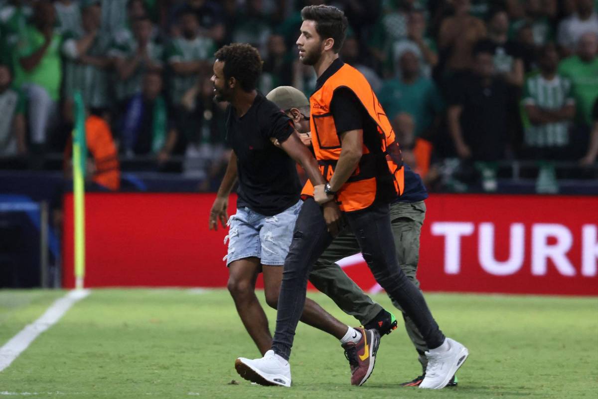 ¡Locura en Israel por Messi! Aficionado se salta al campo para abrazarlo y la reacción del argentino en el Maccabi Haifa-PSG