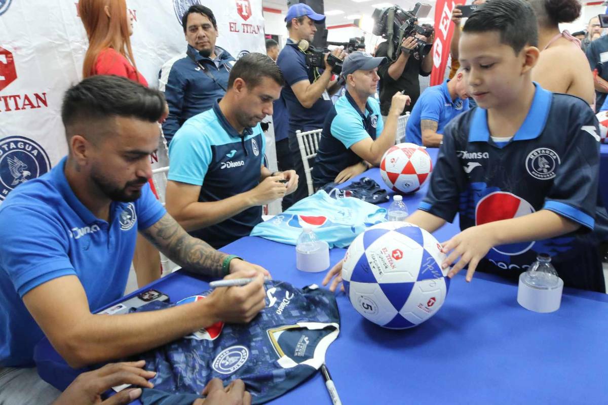 Jugadores de Motagua compartieron con sus aficionados: autógrafos, fotos y llevaron la copa 19