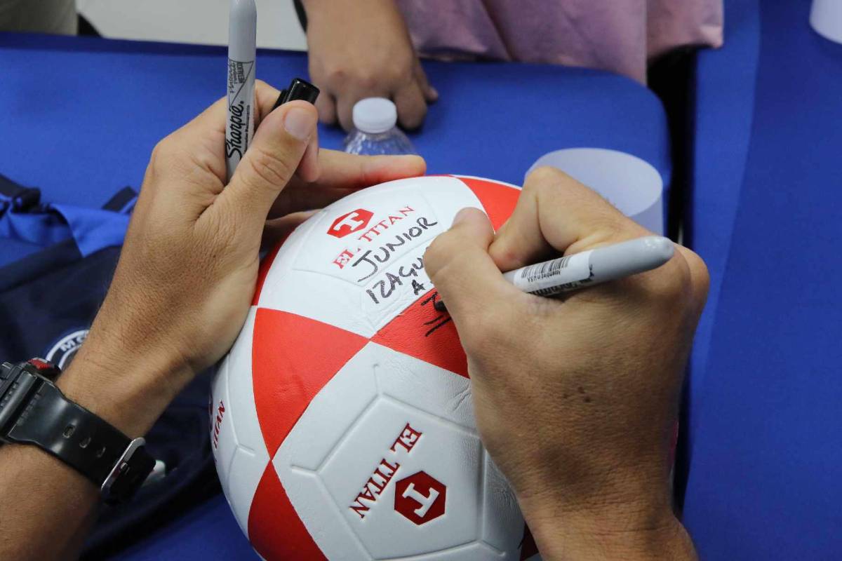 Jugadores de Motagua compartieron con sus aficionados: autógrafos, fotos y llevaron la copa 19