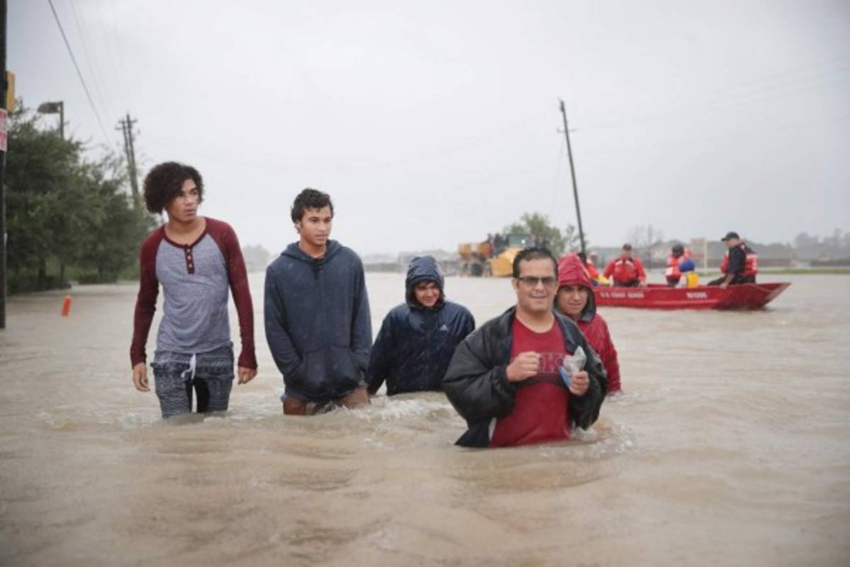 INFORME ESPECIAL: Continúan los desastres del huracán Harvey; Trump ya está en Texas