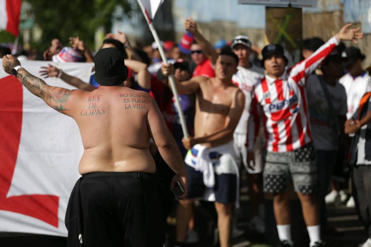 La fiesta que armó la Ultra Fiel, bellas chicas en el Chelato Uclés y el aficionado de Real España junto a los de Olimpia