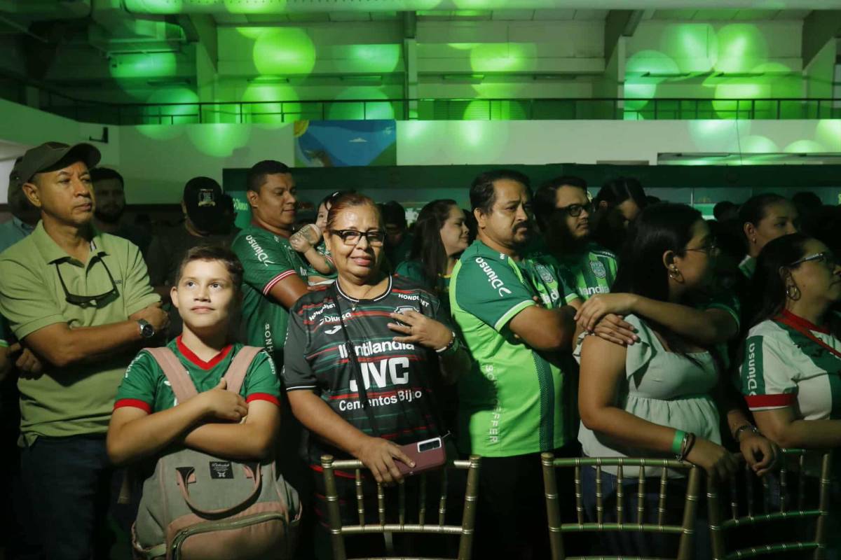 ¡La nueva piel del centenario! Marathón presentó su histórico uniforme acompañado de sus leyendas