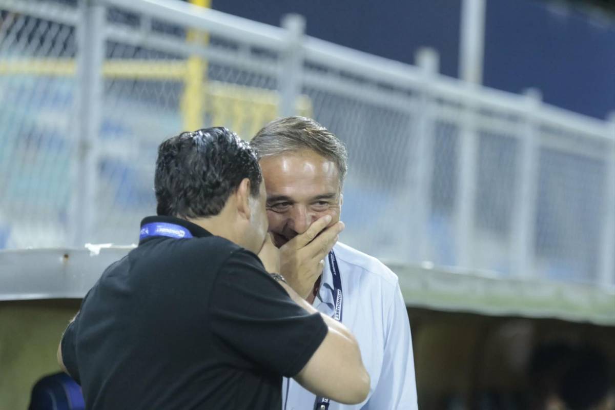 Llegando al Nacional se le avalanzaron a Moreira, las bellezas del Real España y el detalle de Jefryn Macías