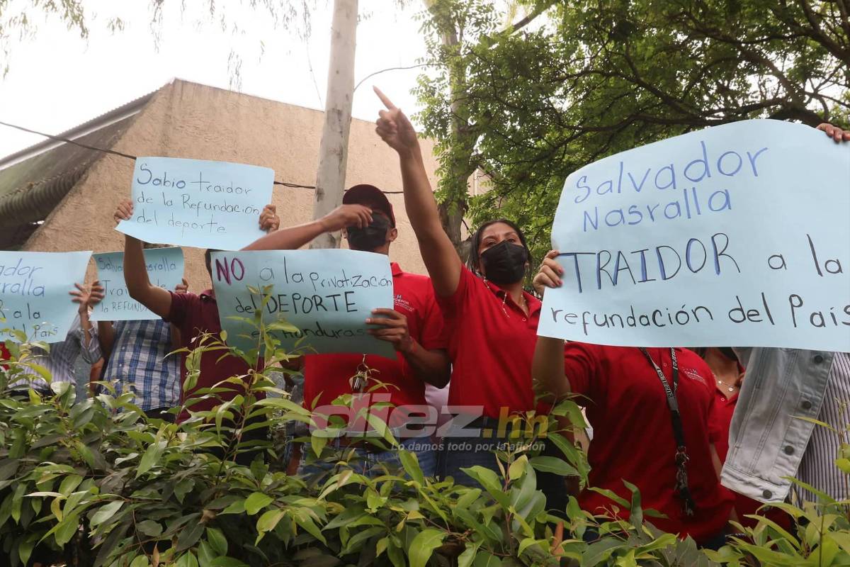 ¡Zafarrancho en la Villa Olímpica! Simpatizantes y empleados sacan corriendo a Salvador Nasralla y lo llaman ‘‘traidor’’