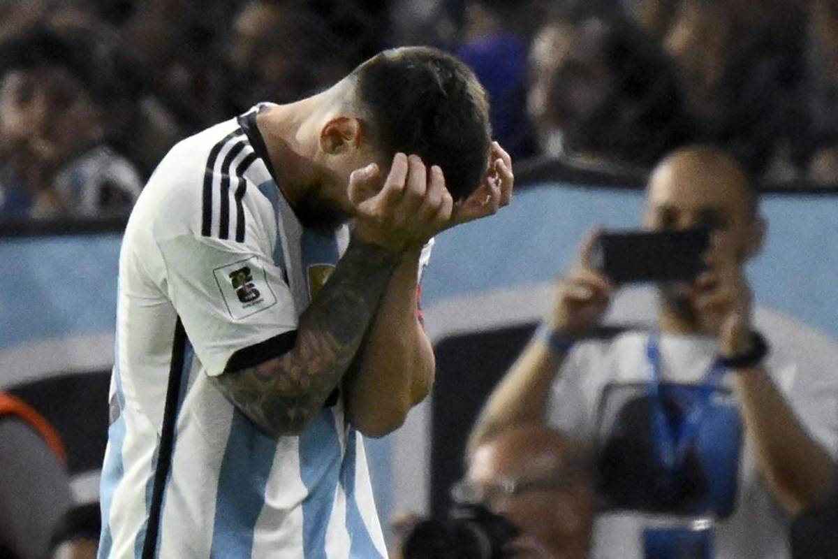 La bronca de Messi ante Uruguay, lo que dijo Ugarte a De Paul y el beso a Luis Suárez tras la victoria ante Argentina