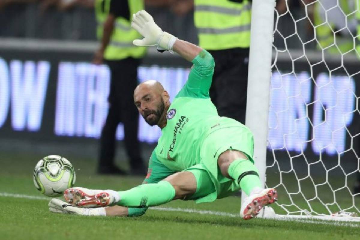 Chelsea goalkeeper Willy Caballero stops a goal during a penalty session during the friendly football match between Chelsea vs Inter Milan on July 28, 2018 at the Allianz Riviera stadium in Nice, southeastern France. / AFP PHOTO / VALERY HACHE