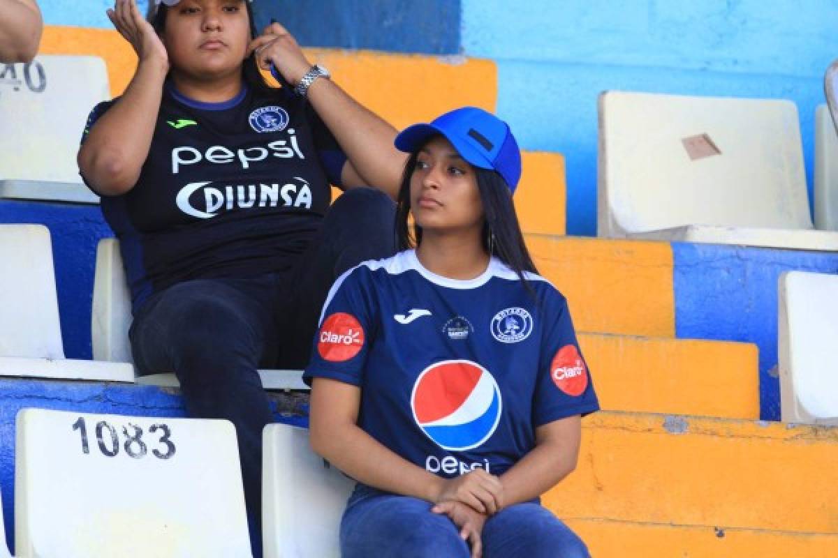 FOTOS: Las bellas chicas que adornaron la semifinal Motagua-Platense