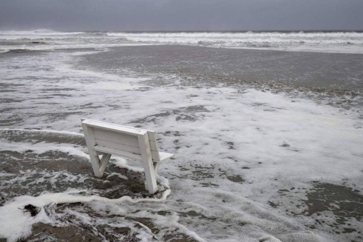 Las costas de las Carolinas quedan vacías por Huracán Florence