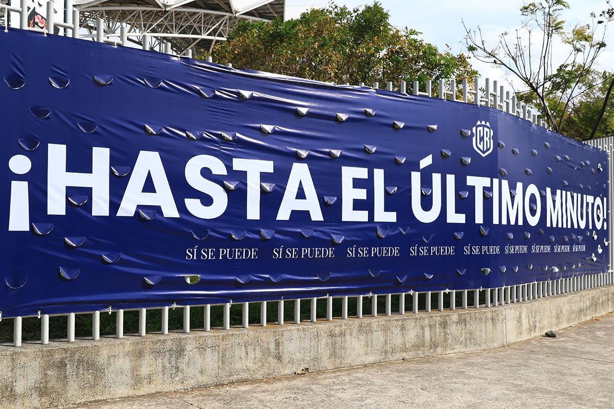 FOTOS: Abrazo eterno de Keylor Navas al nuevo “crack”, homenaje al Perro Bermúdez en el México-El Salvador y reconocimiento en Panamá