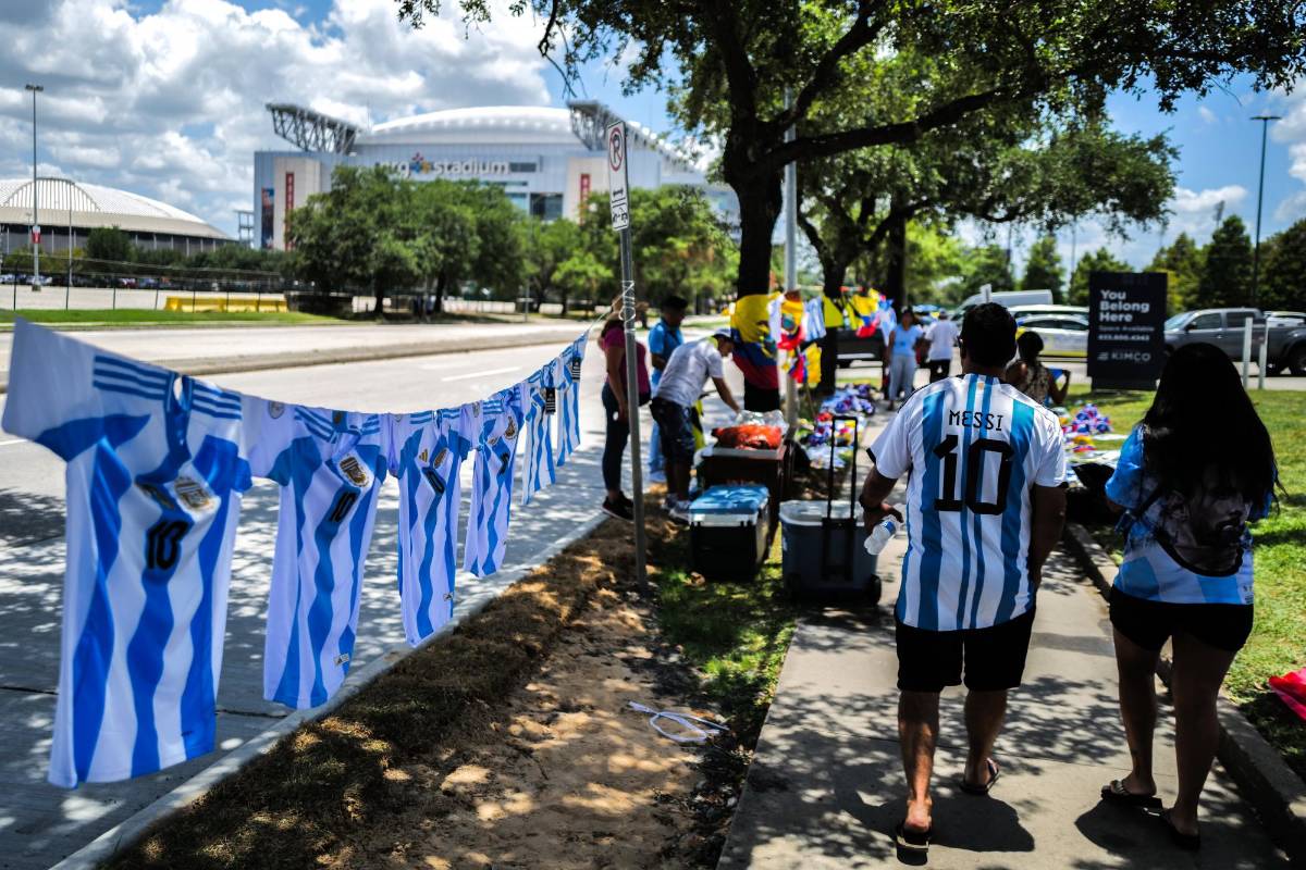 Copa América: la fiesta de la afición de Argentina para el duelo con Ecuador y Antonela Rocuzzo se roba las miradas