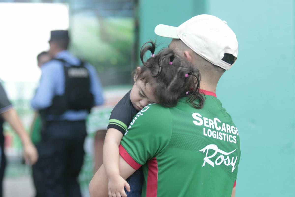 La argentina que robó miradas en el Marathón vs Olimpia: Jugador llegó con suéter entre el calor predominante y el hermoso color del ambiente