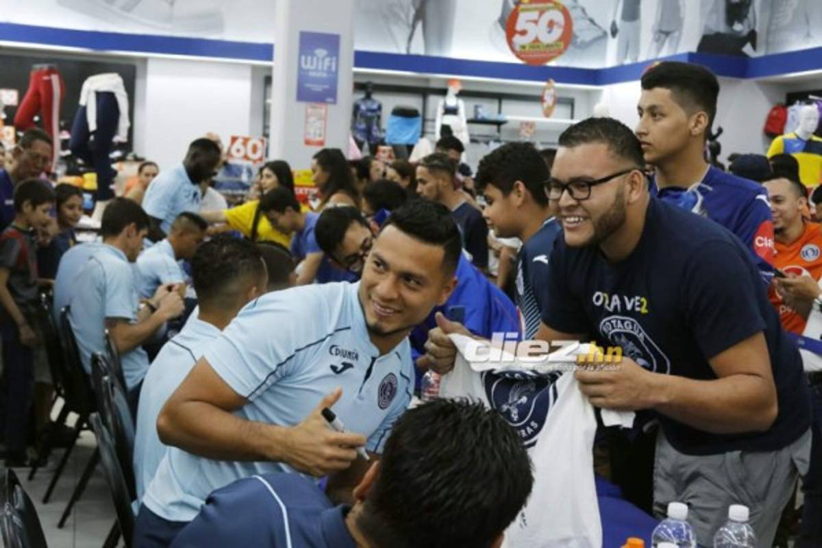 Dos chicas hermosas: Afición del Motagua acuerpa a su equipo previo al clásico ante Olimpia