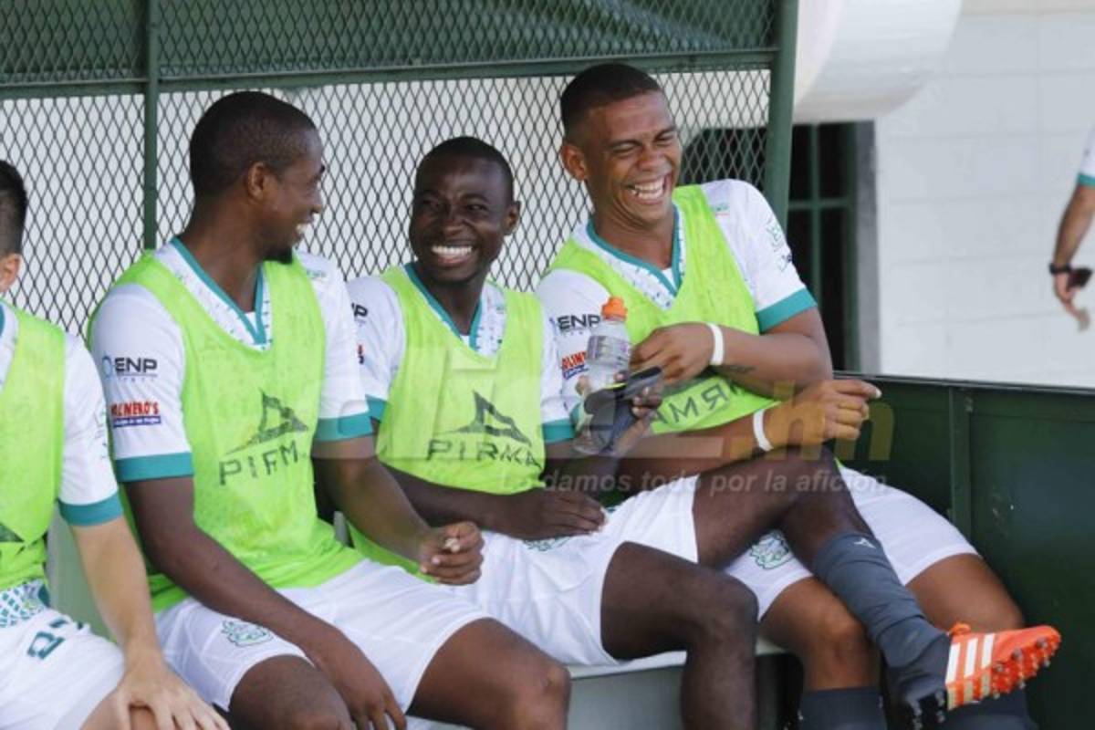 NO VISTE EN TV: El festejo de Platense y Diego Vazquez terminó bañado