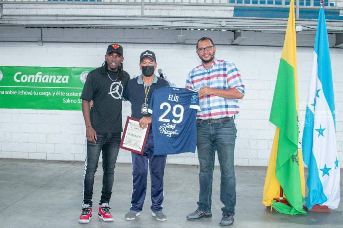 Elis regaló una camisa de su equipo Girondins a Tanayo Ortega, que posaba con su reconocimiento. FOTO: MSPS