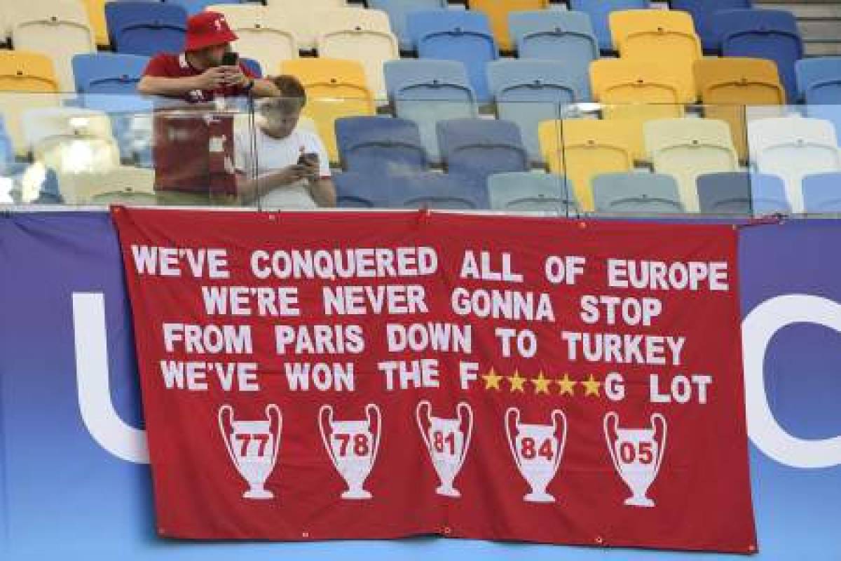 Liverpool fnas hand up their banners before kick off of the UEFA Champions League final football match between Liverpool and Real Madrid at the Olympic Stadium in Kiev, Ukraine on May 26, 2018. / AFP PHOTO / Paul ELLIS