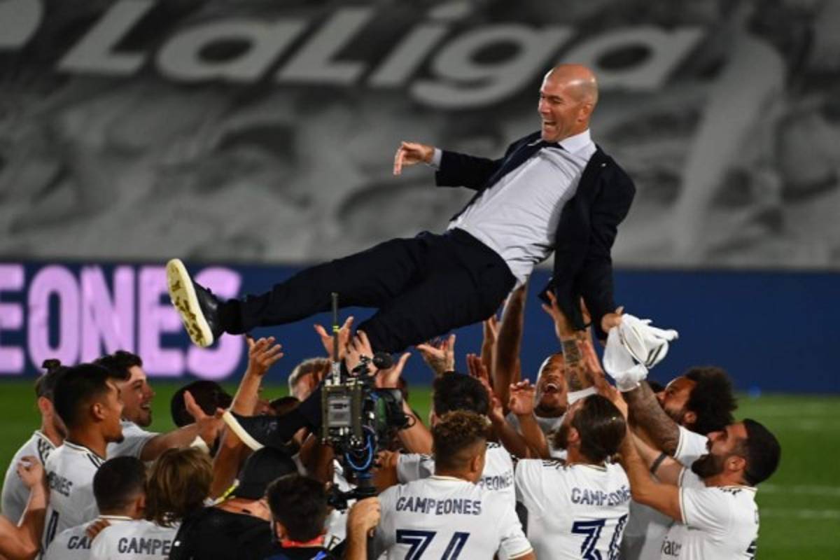 El beso a Zidane y a la Copa: Locura en la celebración del Real Madrid tras quedarse con el título de LaLiga