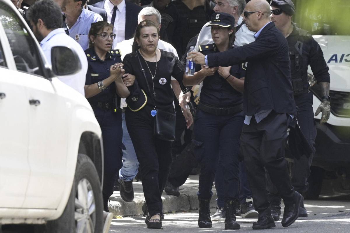 La madre de Fernando Báez Sosa, asesinado por un grupo de rugbiers en 2020, llegando al tribunal para la audiencia de sentencia en Dolores, provincia de Buenos Aires, Argentina.