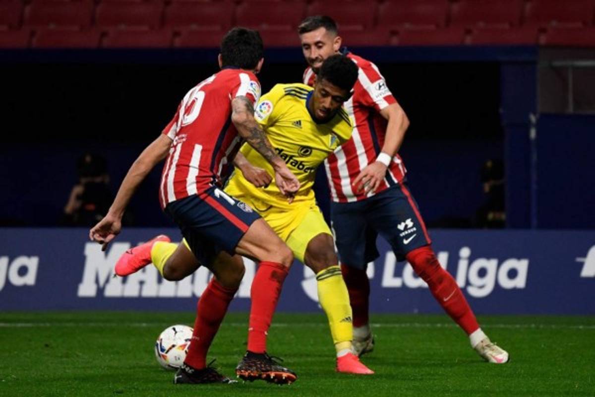 Fotos: Choco Lozano mete garra ante el Atlético, pero el Cádiz se lleva una paliza del Wanda