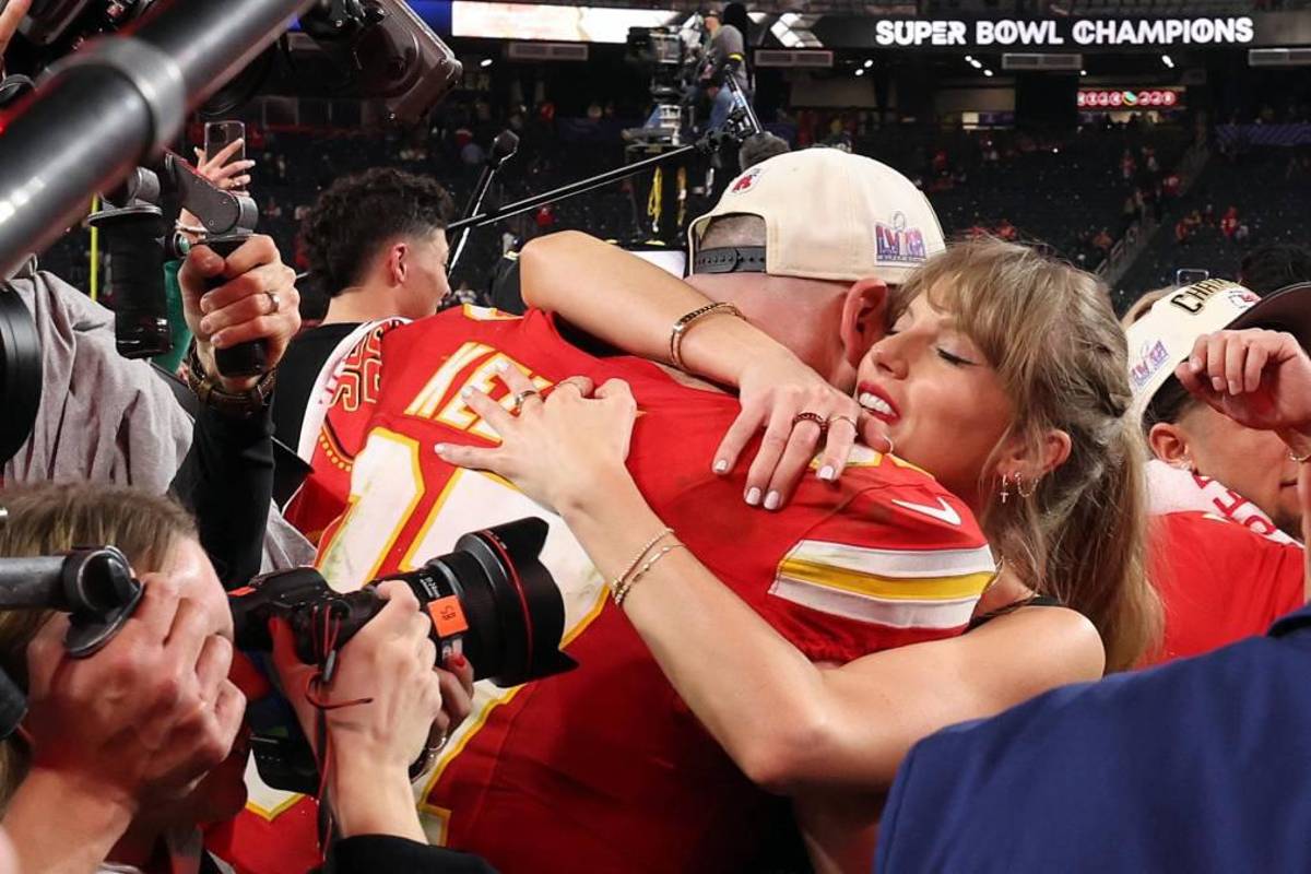 Así fue el derroche de amor entre Taylor Swift y Travis Kelce tras el Super Bowl; Donald Trump arremetió contra la cantante