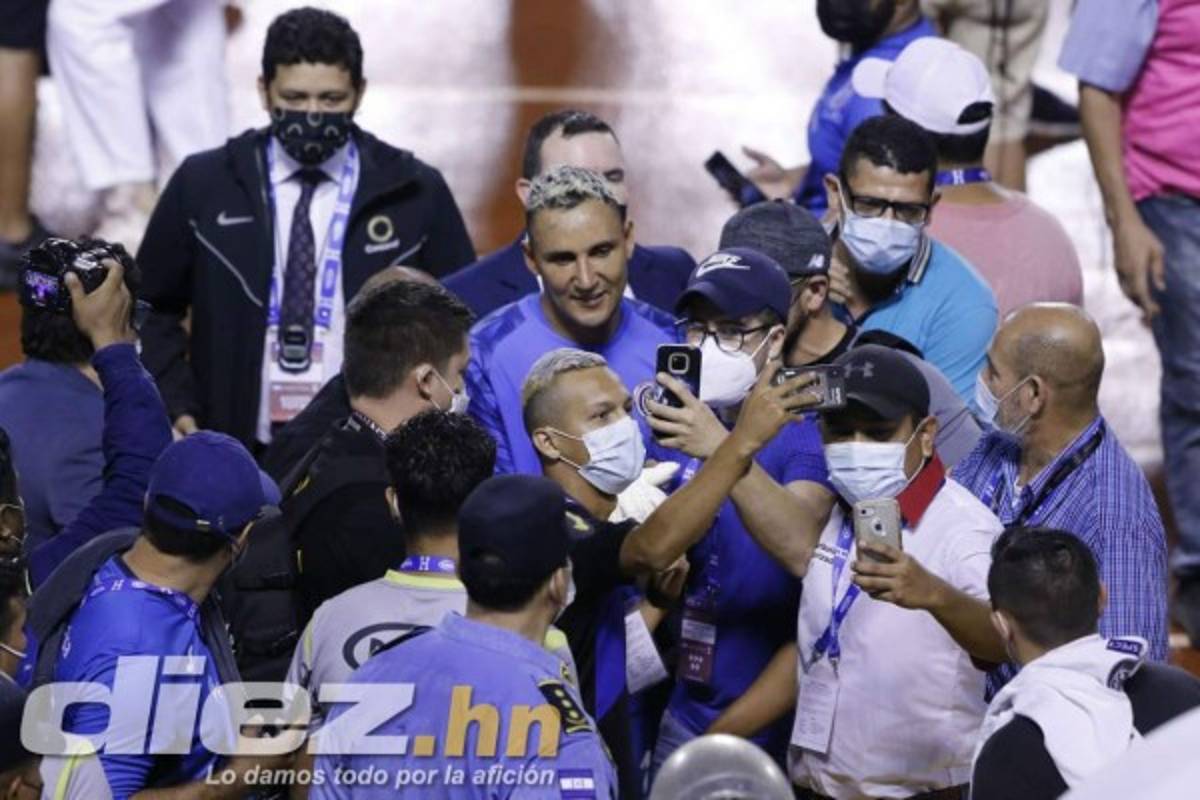 El gran gesto de Keylor Navas, locura total por tomarse fotos y su plática con 'Rambo' de León