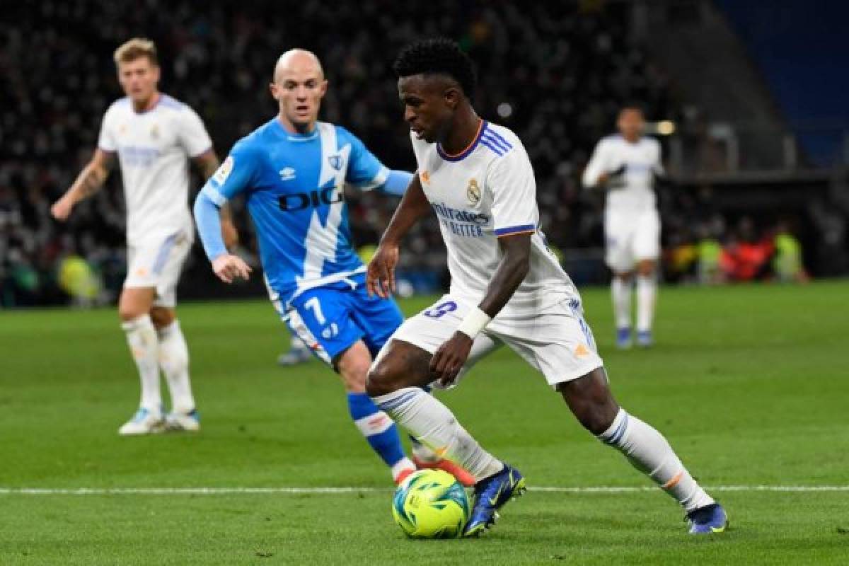 Real Madrid's Brazilian forward Vinicius Junior (R) runs with the ball during the Spanish league football match between Real Madrid CF and Rayo Vallecano de Madrid at the Santiago Bernabeu stadium in Madrid on November 6, 2021. (Photo by PIERRE-PHILIPPE MARCOU / AFP)