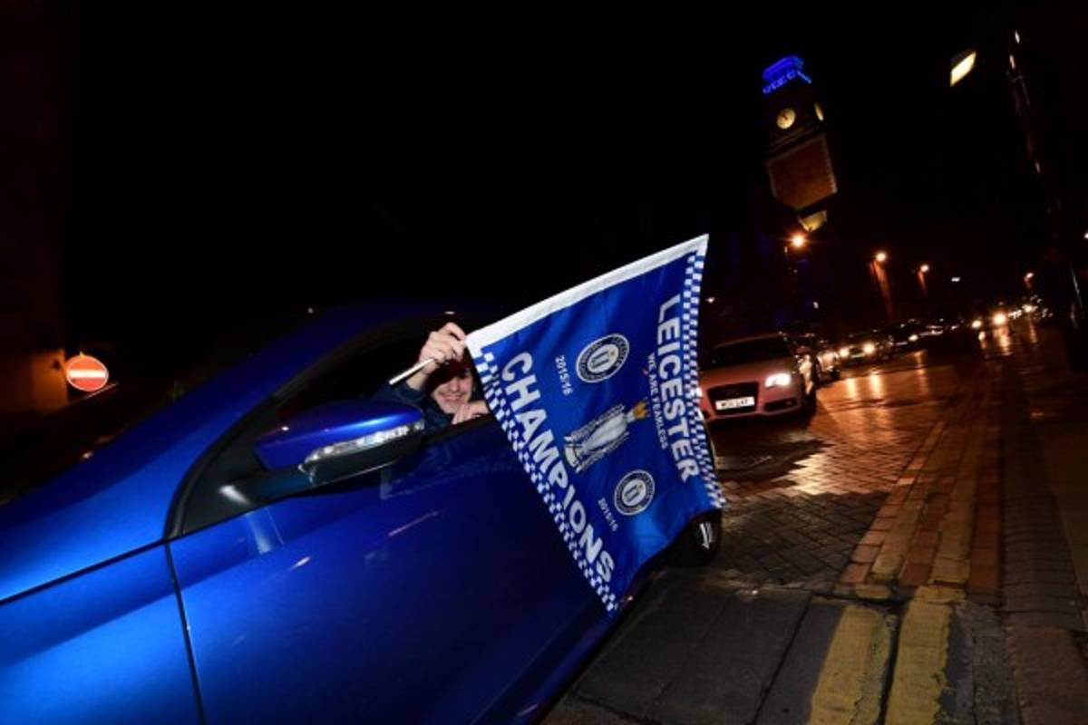 Así celebran los aficionados del Leicester City su primer título de la Premier League