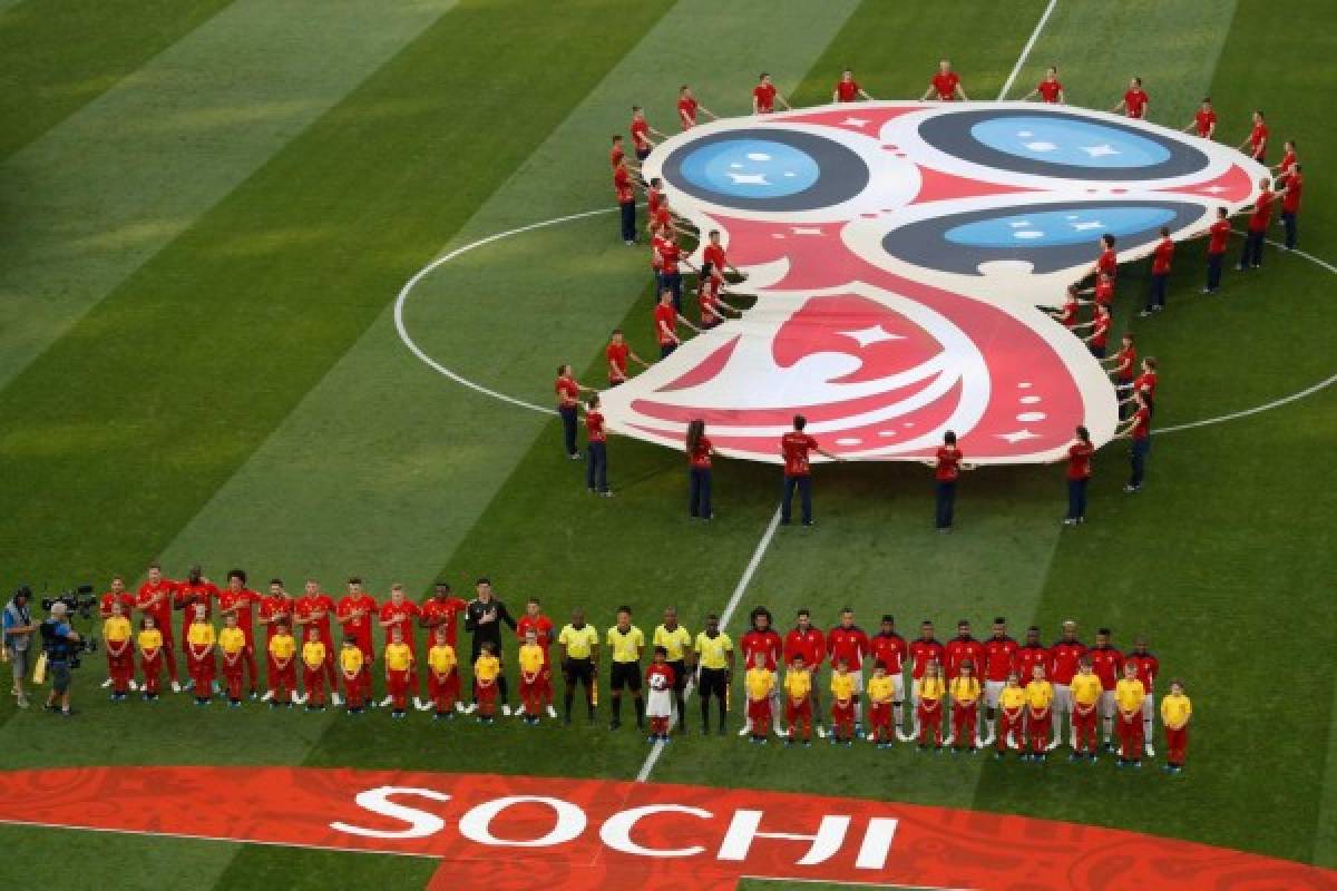 Belgium's (L) and Panama's starting eleven listen to their respective national anthems during the Russia 2018 World Cup Group G football match between Belgium and Panama at the Fisht Stadium in Sochi on June 18, 2018. / AFP PHOTO / Odd ANDERSEN / RESTRICTED TO EDITORIAL USE - NO MOBILE PUSH ALERTS/DOWNLOADS