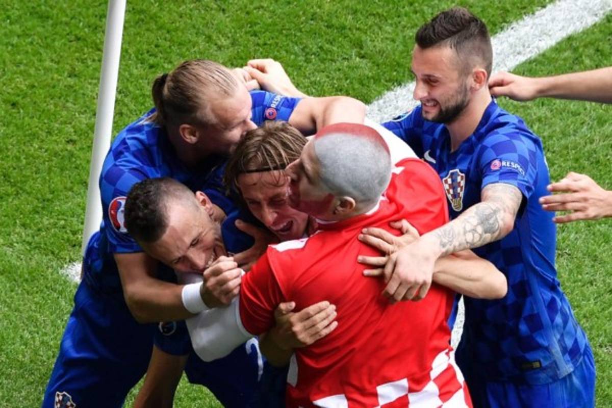 El espontáneo que se metió a celebrar con Croacia el golazo de Modric