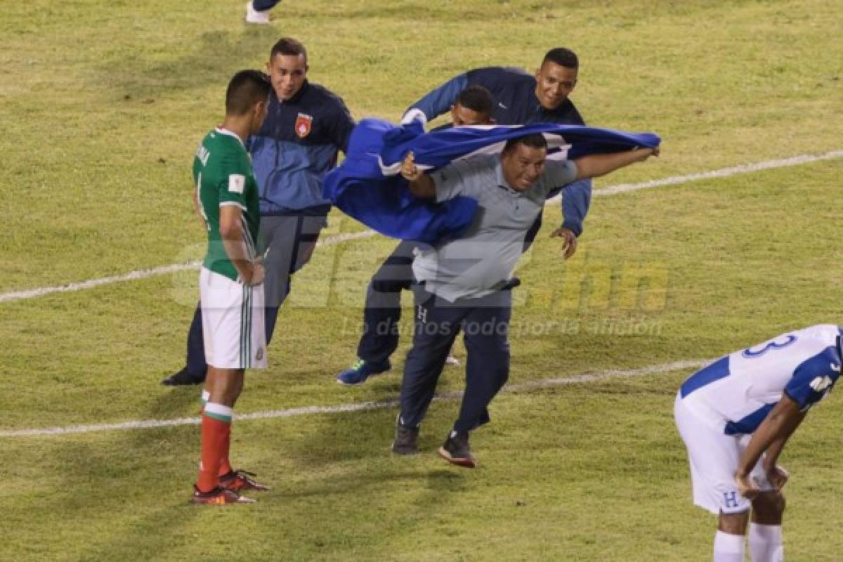 CURIOSAS: Espontáneos en el estadio Olímpico y flores para México