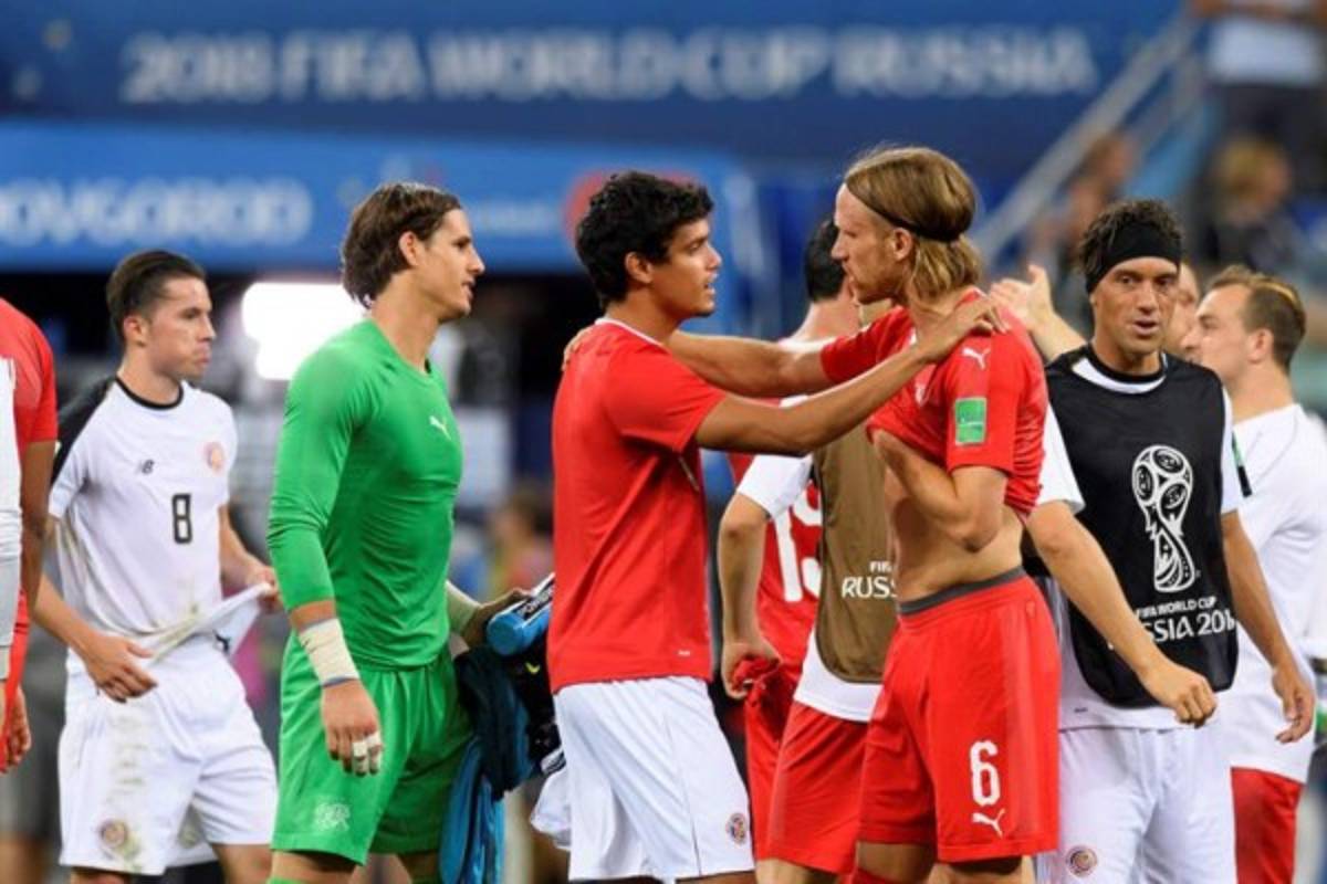 ¿Quién es la rubia? Costa Rica se despide con dignidad y el cambio de camisas